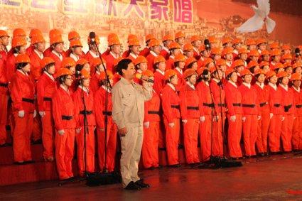 陵水一协警下班途中偶遇交通事故，跪地为女子进行心肺复苏